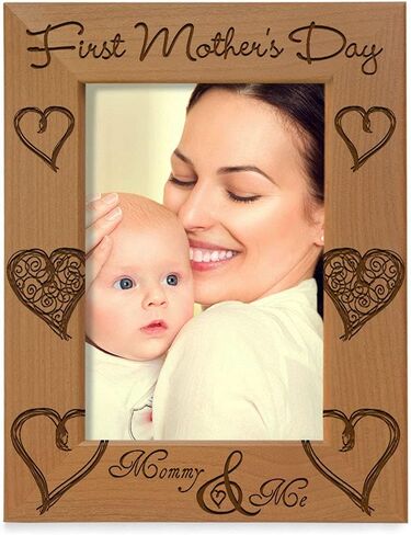 إطار صورة عيد الأم الأول من KATE POSH - إطار صورة من الخشب الطبيعي المنقوش - هدايا عيد الأم الأولى، هدايا الأم الجديدة، هدايا الأم لأول مرة، هدايا الأم وأنا (4x6-أفقي) in Kuwait