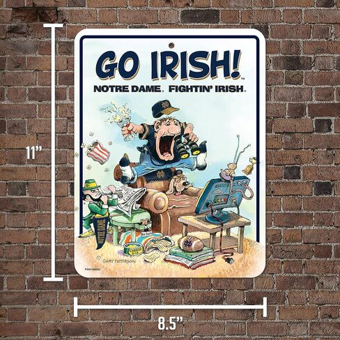 Rico Industries NCAA Notre Dame Fighting Irish - ND Gary Patterson The Fan 8.5 بوصة × 11 بوصة لافتة وقوف السيارات المعدنية من ألياف الكربون - رائعة لكهف الرجل، غرفة النوم، المكتب، ديكور المنزل، أبيض، 10 × 12 in Kuwait