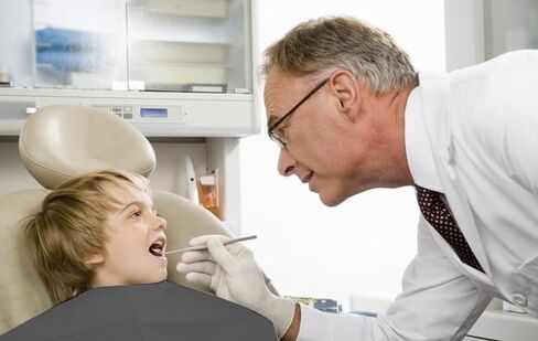 مريلة أسنان سوداء 125 من TourKing للاستعمال مرة واحدة مقاس 45.72 سم × 33.02 سم، 3 طبقات من ورق الوشم الثاقب المقاوم للماء لأغطية الطاولة، وسادة نظيفة لصالون الأظافر/عيادة الأسنان/التغذية/متجر الوشم in Kuwait