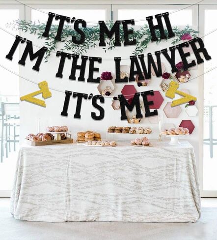 لافتة It's Me Hi I'm the Lawy It's Me، تهنئة المحامي، لوازم تزيين حفلات التخرج باللون الأسود in Saudi Arabia