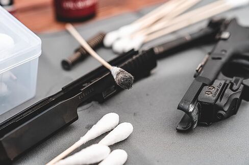 مسحات تيبتون باور .22 عيار - عدد 250 مع هيكل قطني ومقبض من الخيزران لتنظيف الأسلحة النارية بدون فوضى in Saudi Arabia