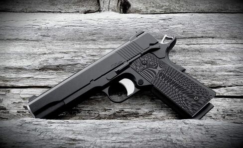 مقابض رفيعة من Cool Hand 1911 G10، بالحجم الكامل (الحكومة/القائد)، متضمنة برغي مقابض المسدس، رفيعة 3/16 بوصة، مغرفة كبيرة، قطع أمان Ambi، نسيج Sunburst، هذه المقابض تعمل فقط مع البطانات القصيرة in Kuwait
