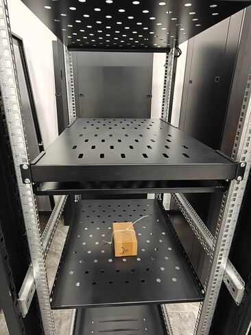 رف خادم 1U قابل للتعديل بعمق 28-34.4 بوصة، تصميم مزود بفتحات تهوية لـ 4 رفوف وخزائن كمبيوتر، سعة تحميل شديدة التحمل 80 كجم in Kuwait