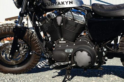 مكون الدراجة النارية Kuryakyn 3571: رابط Riot Shift لدراجات Harley-Davidson Dyna النارية 2006-17 مع أدوات تحكم متوسطة، أسود ساتان in Saudi Arabia