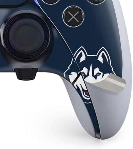 غلاف Skinit المخصص للألعاب متوافق مع وحدة تحكم PS5 DualSense Edge Pro - تصميم مرخص رسميًا من جامعة Connecticut Huskies UConn in Saudi Arabia