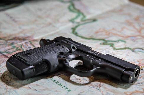 Crimson Trace LG-409 Lasergrips مع هيكل عالي التحمل وتنشيط غريزي لـ Kimber Micro 9، والرماية الدفاعية والمنافسة in Kuwait
