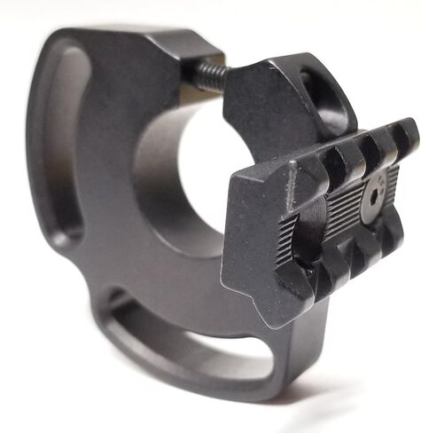 CDM Gear Light Mount مع حاجز جانبي ثلاثي الفتحات، متوافق مع Mossberg 590 Shockwave 12 أو 20 Ga in Kuwait