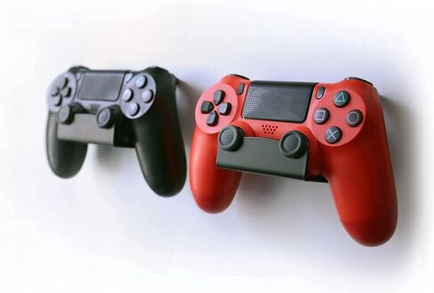 حامل حائط Gadget Gear لوحدة تحكم PS5 / PS4 (DualShock 4 / DualSense)، تصميم مخصص، تطبيق خالٍ من البراغي (قطعتان) in Saudi Arabia