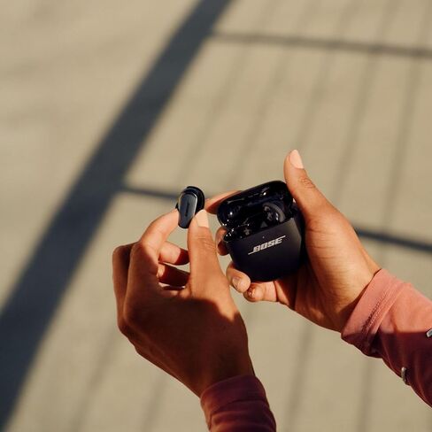 سماعات أذن Bose QuietComfort Ultra Bluetooth الجديدة (الجيل الثاني)، سماعات أذن لاسلكية بخاصية إلغاء الضوضاء، بطارية تصل إلى 6 ساعات، تصنيف IPX4، صوت غامر، باس عميق + شاحن حائط Green Extreme Wall (أسود) in Kuwait