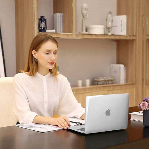 حافظة MOSISO متوافقة مع جهاز MacBook Air 13 بوصة إصدار 2022-2018 A2337 M1 A2179 A1932، غطاء بلاستيكي صلب وحقيبة من النيوبرين مع حافظة صغيرة وغطاء لوحة مفاتيح وواقي شاشة وحقيبة، شفاف وردي فاتح in Saudi Arabia