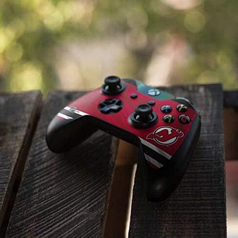 ملصق Skinit المخصص للألعاب متوافق مع وحدة تحكم Xbox One - تصميم جيرسي منزلي مرخص رسميًا من NHL New Jersey Devils in Saudi Arabia