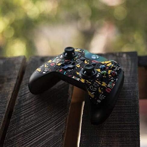 ملصق Skinit المخصص للألعاب متوافق مع وحدة تحكم Xbox One - تصميم رقعة Daffy Duck Patches المرخصة رسميًا من Warner Bros in Kuwait