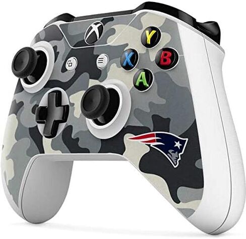 غلاف Skinit المخصص للألعاب متوافق مع وحدة تحكم Xbox One S - تصميم مموه مرخص رسميًا من NFL New England Patriots in Saudi Arabia
