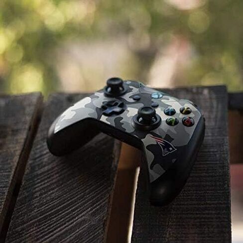 غلاف Skinit المخصص للألعاب متوافق مع وحدة تحكم Xbox One S - تصميم مموه مرخص رسميًا من NFL New England Patriots in Saudi Arabia