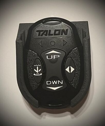 حامل جهاز التحكم عن بعد متوافق مع جهاز التحكم عن بعد Minn-Kota Bluetooth Talon Power Pole. مصنوعة من ألياف الكربون المملوءة PETG. صُنع في الولايات المتحدة الأمريكية بواسطة صياد للصياد. in Saudi Arabia
