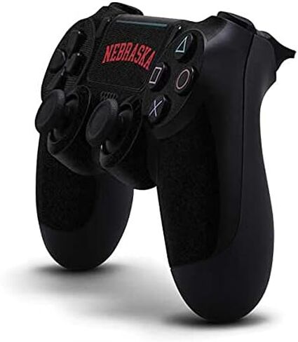 ملصق Skinit المخصص للألعاب متوافق مع وحدة تحكم PS4 Pro/Slim - تصميم أحمر مرخص رسميًا من جامعة نبراسكا in Saudi Arabia