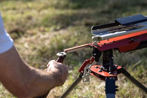 قاذف الطين من Ferus Outdoors - قاذف الطين الرياضي القابل للطي XT210 - قاذف الحمام - قاذف السكيت والفخاخ، أحمر ورمادي، متضمنة حقيبة حمل in Saudi Arabia