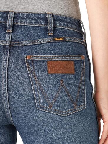 بنطلون جينز نسائي من Wrangler ذو الارتفاع العالي البوق باللون الأخضر المتوهج in Kuwait