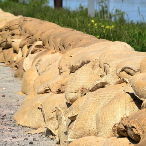 PRETYZOOM Reusable Absorbent Flood Barrier Sandbags Water-Activated Sand Bags for Flooding Control Quick Water Barrier for Home Garage Basement in Saudi Arabia