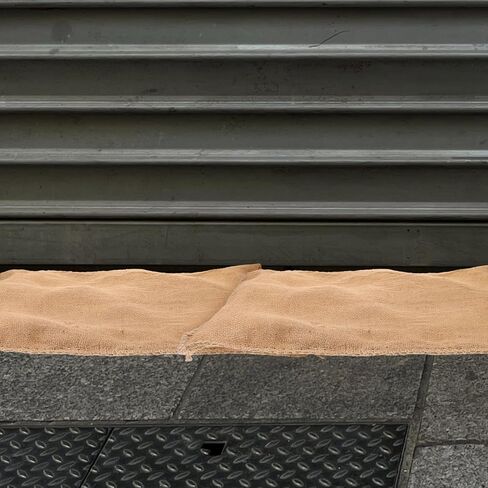 PRETYZOOM Reusable Absorbent Flood Barrier Sandbags Water-Activated Sand Bags for Flooding Control Quick Water Barrier for Home Garage Basement in Saudi Arabia