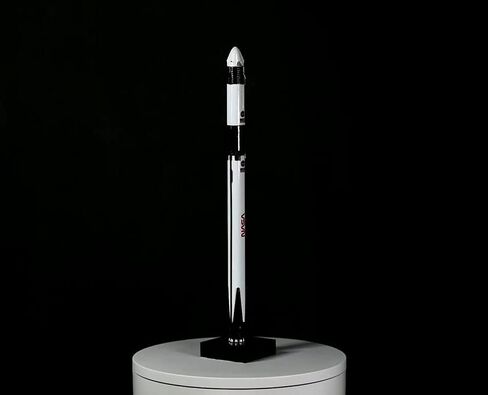 SpaceX Falcon 9 Crew Dragon Rocket Model Spacecraft Decoration Desktop Office Art Ornaments for ages 12 in Saudi Arabia