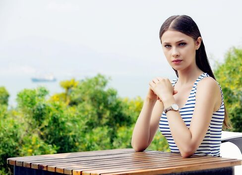 VICTORIA HYDE Quartz Watches for Women Easy Read Genuine Leather Strap Ladies Casual Wristwatch with Second Hand in Kuwait