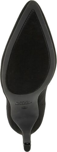 ميا ماكينلي in Kuwait