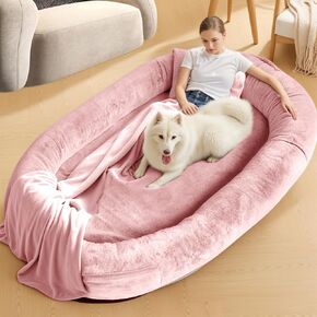 سرير كلب بشري، مقاس 71 بوصة × 45 بوصة × 14 بوصة بحجم بشري للبالغين يناسب الحيوانات الأليفة، سرير قابل للغسل من الفرو الصناعي لتقويم العظام مع جيب للتخزين، جملي in Kuwait