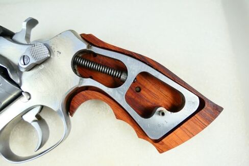 قبضة مسدس لإطار Smith & Wesson (S&W) J بعقب مربع in Saudi Arabia