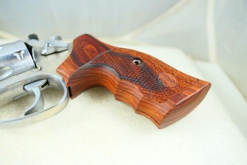 قبضة مسدس لإطار Smith & Wesson (S&W) J بعقب مربع in Saudi Arabia