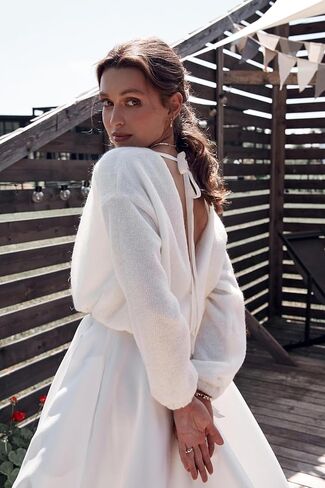 سترة محبوكة للعرائس باللون العاجي، سترة صوفية مع أشرطة لفستان الزفاف، بلوفر زفاف أبيض، بلوزة زفاف شال محبوكة (M) in Kuwait