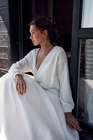 سترة محبوكة للعرائس باللون العاجي، سترة صوفية مع أشرطة لفستان الزفاف، بلوفر زفاف أبيض، بلوزة زفاف شال محبوكة (M) in Kuwait