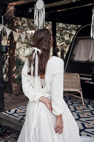 سترة محبوكة للعرائس باللون العاجي، سترة صوفية مع أشرطة لفستان الزفاف، بلوفر زفاف أبيض، بلوزة زفاف شال محبوكة (M) in Kuwait