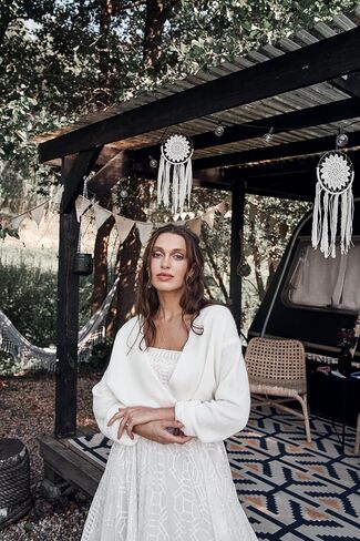 سترة محبوكة للعرائس باللون العاجي، سترة صوفية مع أشرطة لفستان الزفاف، بلوفر زفاف أبيض، بلوزة زفاف شال محبوكة (M) in Kuwait