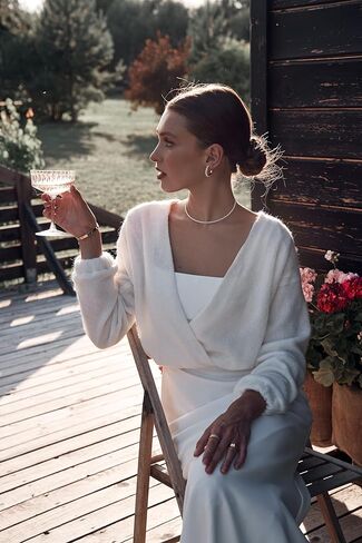 سترة محبوكة للعرائس باللون العاجي، سترة صوفية مع أشرطة لفستان الزفاف، بلوفر زفاف أبيض، بلوزة زفاف شال محبوكة (M) in Kuwait