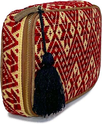 Toiletry bag "Belinda", made by Jühue Artesanal, Handmade toiletry bag made in Mexico, Red toiletry bag, Hand embroidery, Embroidery toiletry bag, Mexican embroidery, Embroidered toiletry bag in Saudi Arabia