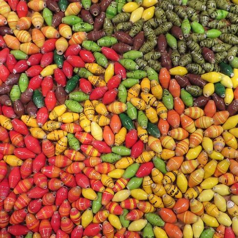 خرز ورقي مصنوع يدويًا من Outreach Uganda - خرز فضي وأبيض لامع - تشكيلة خرز أفريقية - خرز ورقي معاد تدويره (50 قطعة) in Saudi Arabia