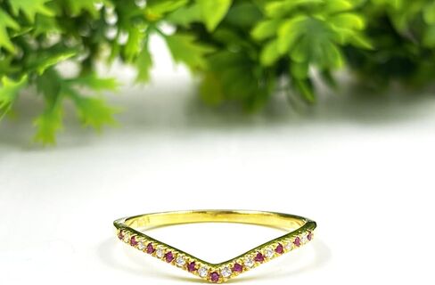 خاتم زواج على شكل حرف V للنساء من Alternate Ruby & White Diamond Chevron، خاتم الذكرى السنوية على شكل حرف V بلمسة نهائية من الذهب عيار 14 قيراط ومطابق للكونتور على شكل V in Saudi Arabia