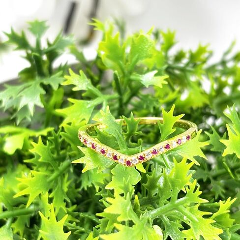 خاتم زواج على شكل حرف V للنساء من Alternate Ruby & White Diamond Chevron، خاتم الذكرى السنوية على شكل حرف V بلمسة نهائية من الذهب عيار 14 قيراط ومطابق للكونتور على شكل V in Saudi Arabia