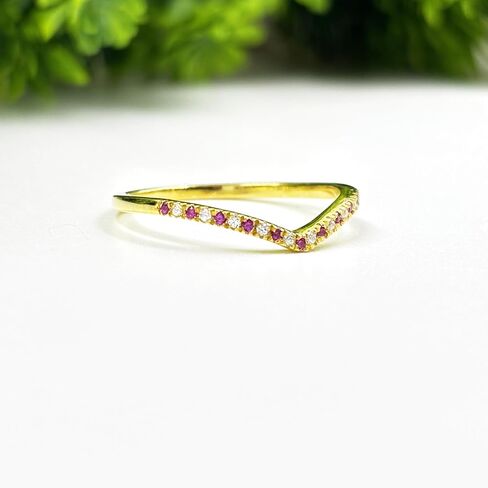 خاتم زواج على شكل حرف V للنساء من Alternate Ruby & White Diamond Chevron، خاتم الذكرى السنوية على شكل حرف V بلمسة نهائية من الذهب عيار 14 قيراط ومطابق للكونتور على شكل V in Saudi Arabia