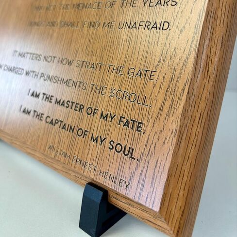 لوحة قصيدة lnvictus المحفورة - لوحة فنية جدارية من William Ernest Henley - هدية تحفيزية ملهمة - لمسة نهائية من الخشب أو الرخام المنقوش - ديكور مكتب المنزل (لمسة نهائية من خشب البلوط، 9 × 12) in Saudi Arabia