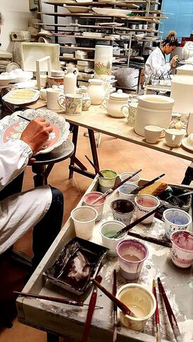 CERAMICHE D'ARTE PARRINI - طبق فخار فني من السيراميك الإيطالي طبق مسطح مطلي يدويًا بزنبق مزخرف صنع في توسكان إيطاليا in Kuwait