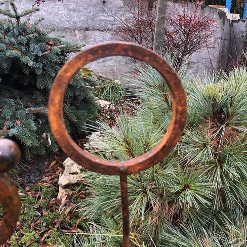 Rusty garden finials, Metal garden decor, metal yard art, outdoor metal decor, Rusty metal ring decor, Set of 8 Rusty Metal garden stakes in Saudi Arabia