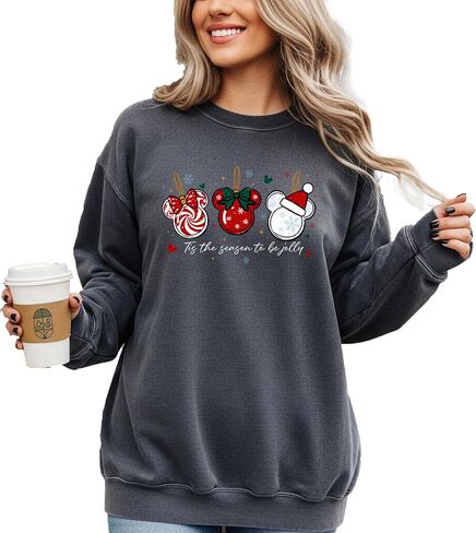 سويت شيرت من Tis The Season To Be Jolly Comfort Colours، سويت شيرت عيد الميلاد، تي شيرت برسومات العطلات، سترة شتوية لطيفة، فكرة هدية عيد الميلاد in Saudi Arabia