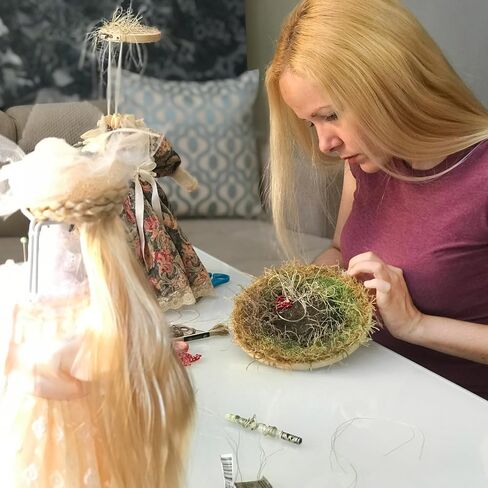 الحديقة السرية للطائر الأحمر – منحوتة نسيجية مصنوعة يدويًا من الوسائط المختلطة | دمية فنية من الألياف فريدة من نوعها من إنتاج ليسيانت رودريغيز (18 × 9 × 9 بوصة، 2018) in Saudi Arabia