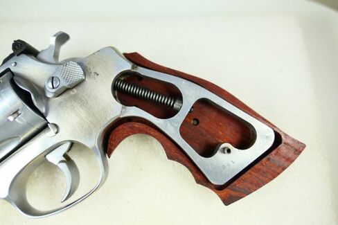 قبضة مسدس لإطار Smith & Wesson (S&W) J بعقب مربع in Saudi Arabia