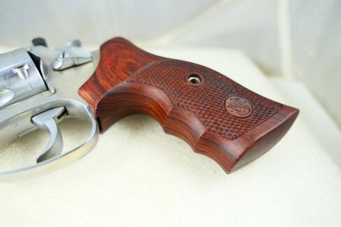 قبضة مسدس لإطار Smith & Wesson (S&W) J بعقب مربع in Saudi Arabia
