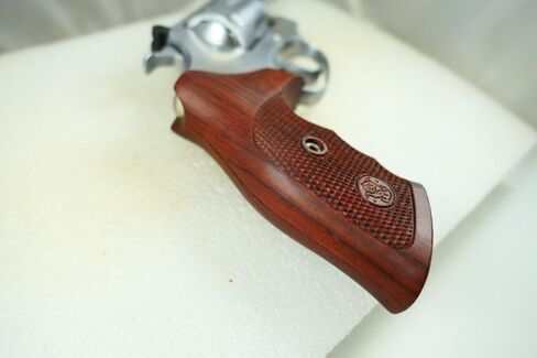 قبضة مسدس لإطار Smith & Wesson (S&W) J بعقب مربع in Saudi Arabia