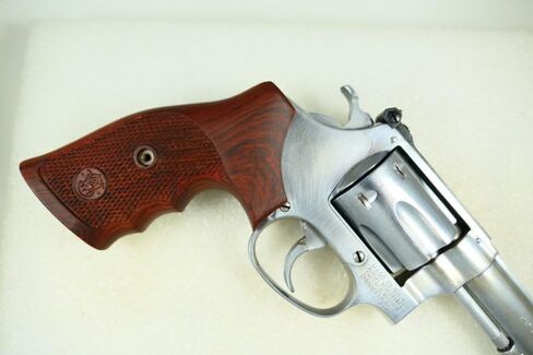 قبضة مسدس لإطار Smith & Wesson (S&W) J بعقب مربع in Saudi Arabia