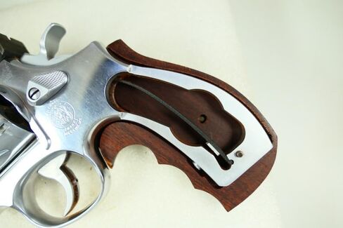 قبضة مسدس لإطار Smith & Wesson (S&W) K أو L مع مؤخرة مستديرة in Saudi Arabia